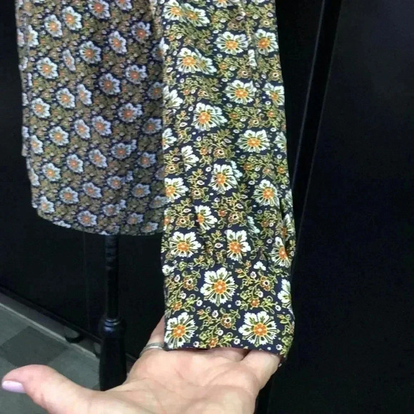 LOFT Square Neck floral print,loose fit,button cuffs,lightweight tan/navy blue - Picture 4 of 10